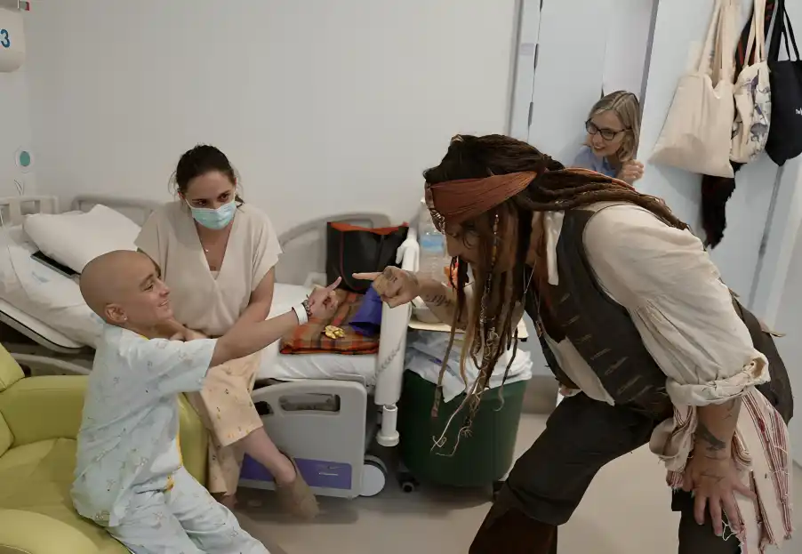 Johnny Depp as Jack Sparrow visiting a children’s hospital
