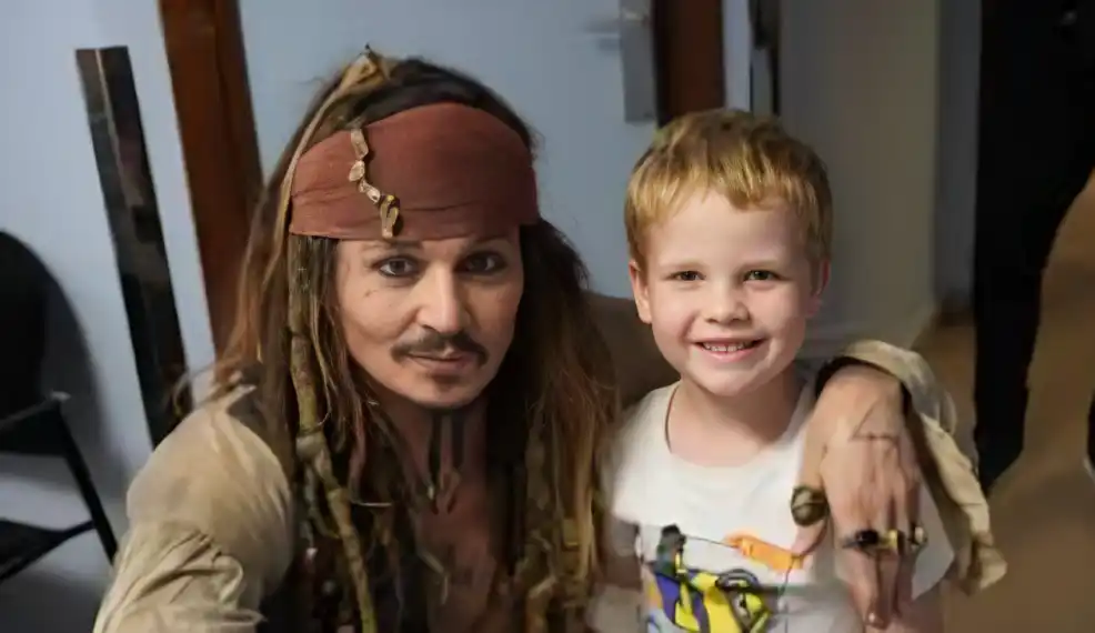 Johnny Depp as Jack Sparrow visiting a children’s hospital