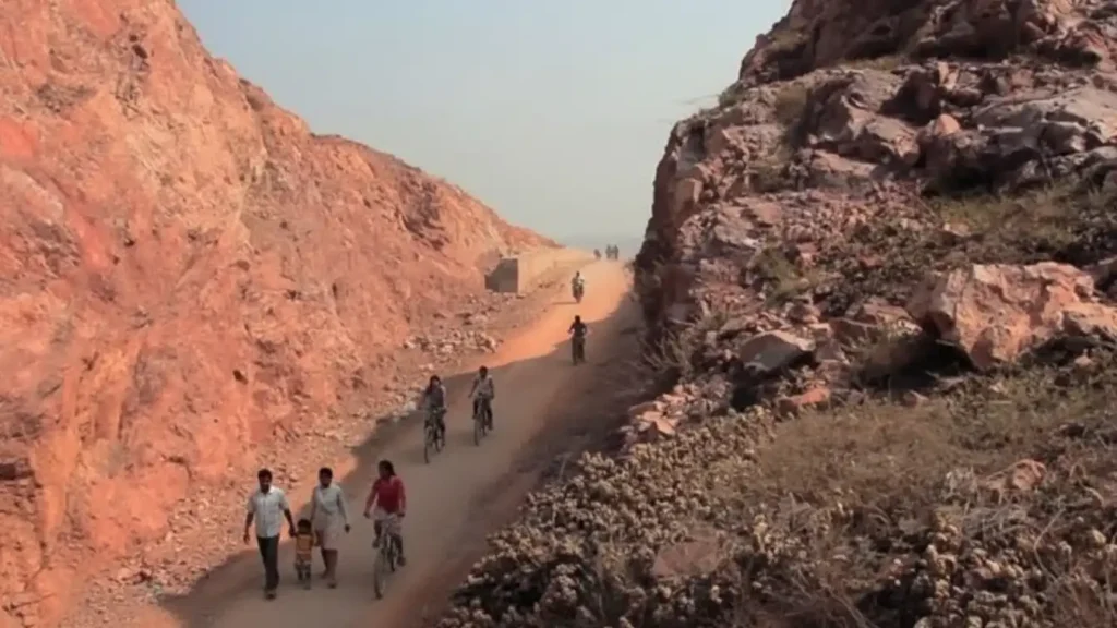 Man-carves-mountain-road-22-years-true-story