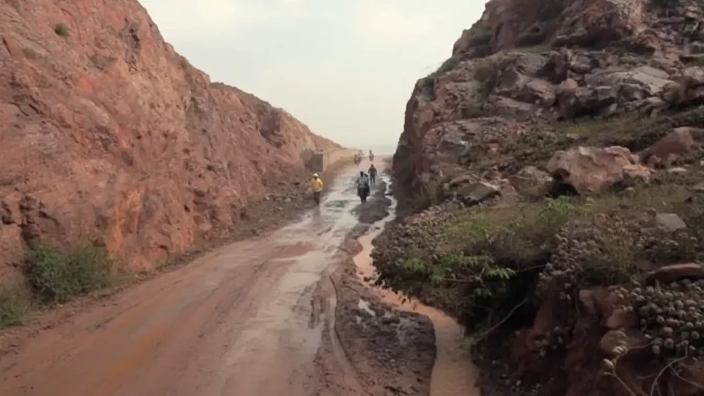 Man-carves-mountain-road-22-years-true-story